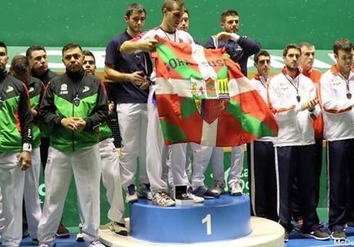 Un pelotari exhibe una ikurriña en los Mundiales de Pelota de 2018