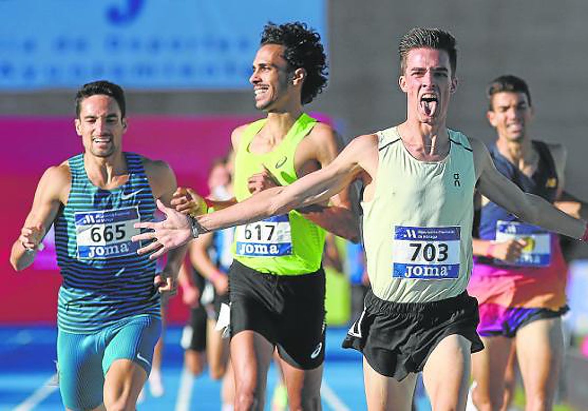 García Romo celebra su victoria ante Mo Katir y Adel Mechaal en la final del Campeonato de España en 2022