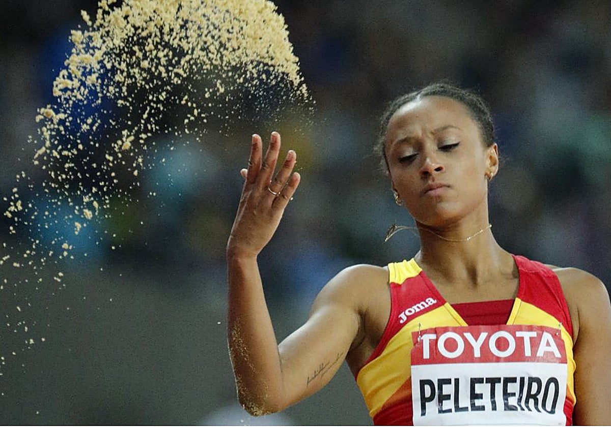 La saltadora Ana Peleteiro durante una competición