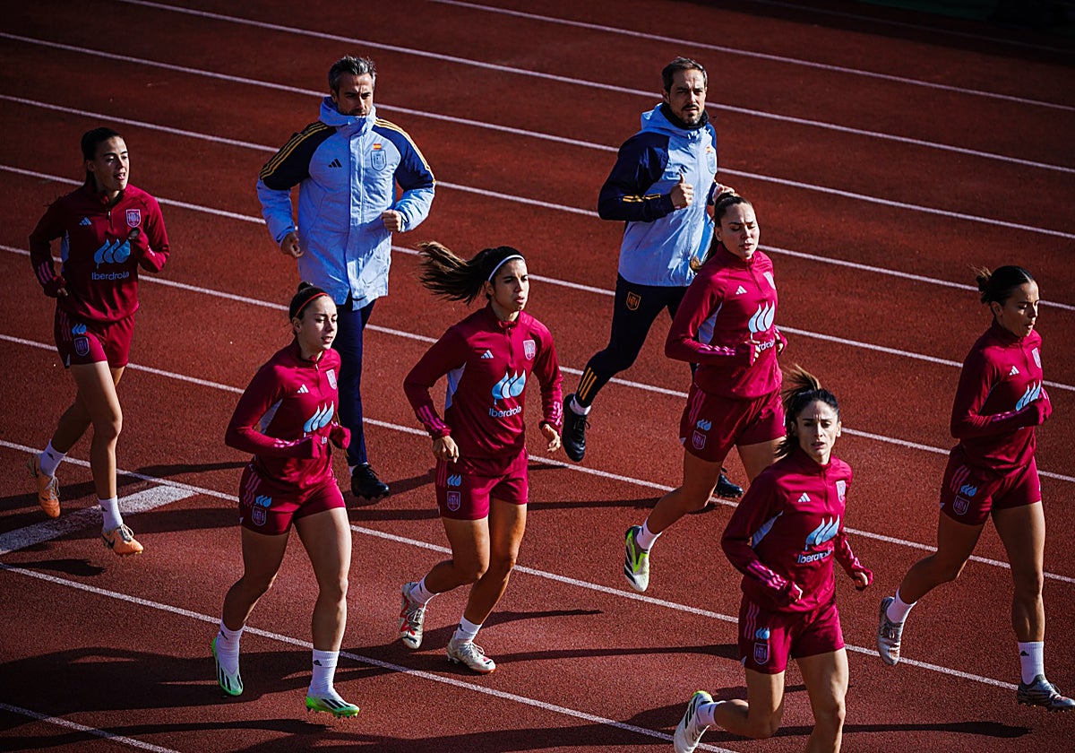 Jorge Vilda corre junto a las jugadoras de la selección durante el entrenamiento de hoy