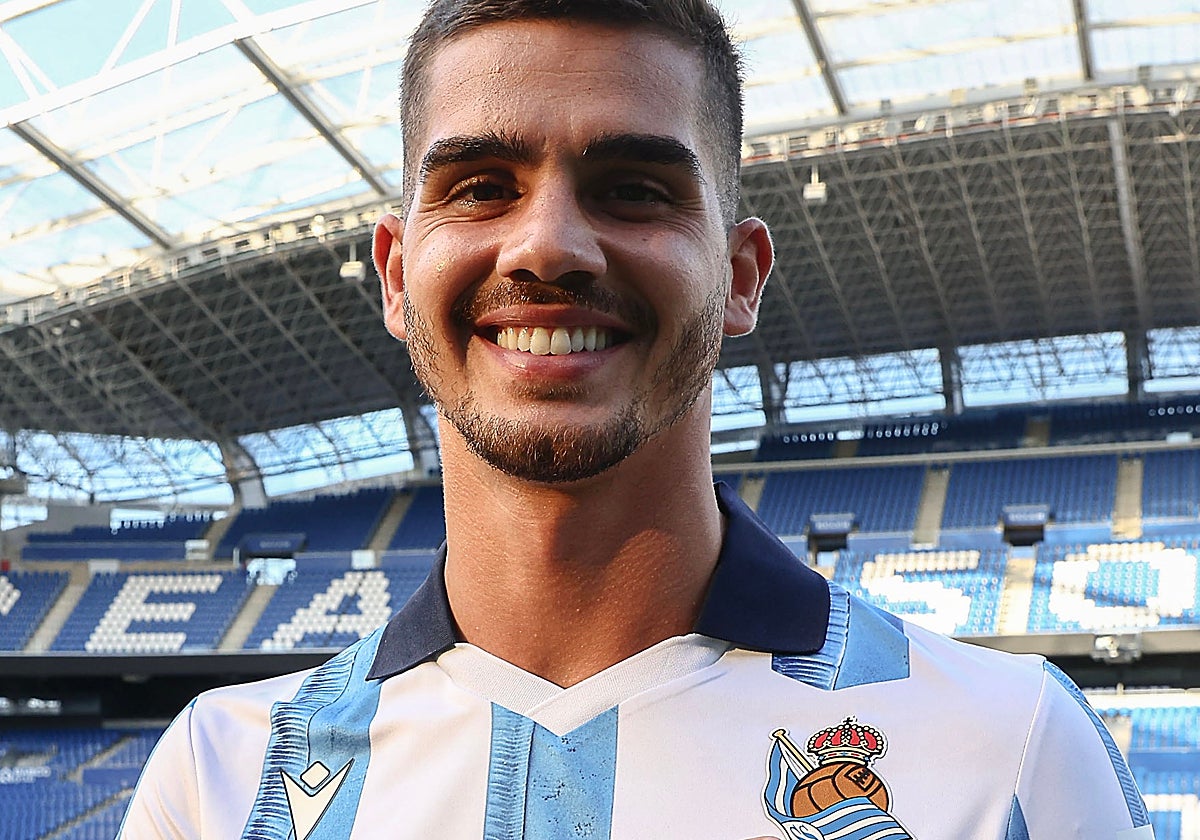 André Silva posa como nuevo fichaje de la Real Sociedad