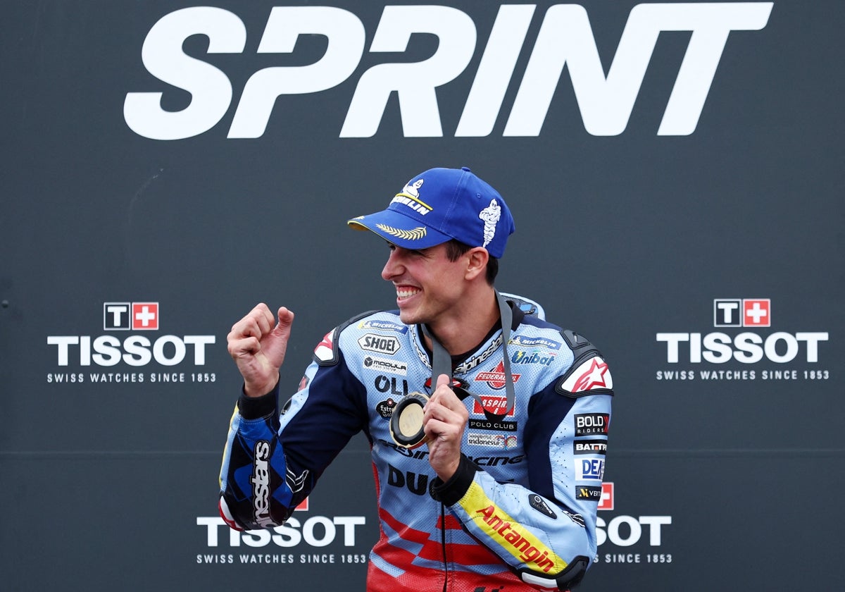 Álex Márquez celebra su victoria al esprint en Silverstone