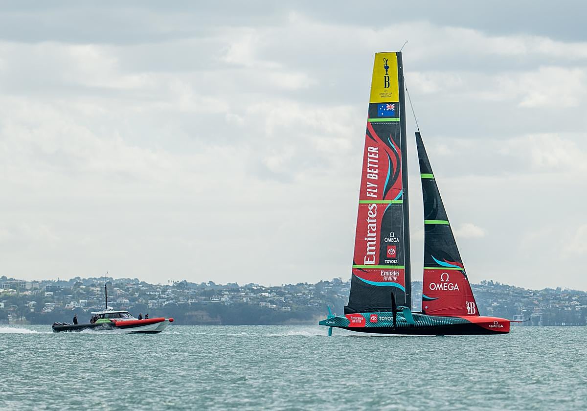 El oleaje de Barcelona pone a prueba al AC40-T6 del INEOS Britannia y a l AC75 &#039;Te Rehutai&#039; neozelandes