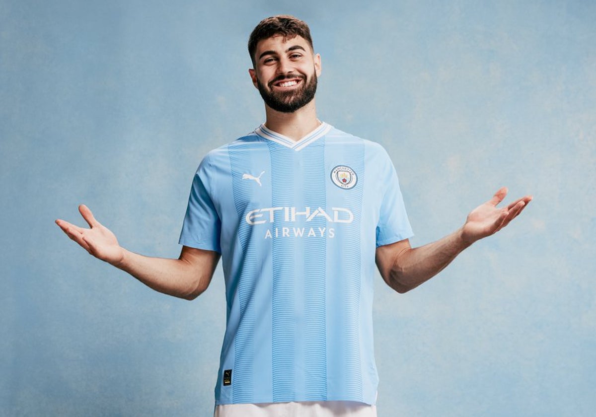 Josko Gvardiol posa con su nueva camiseta como flamante jugador del Manchester City