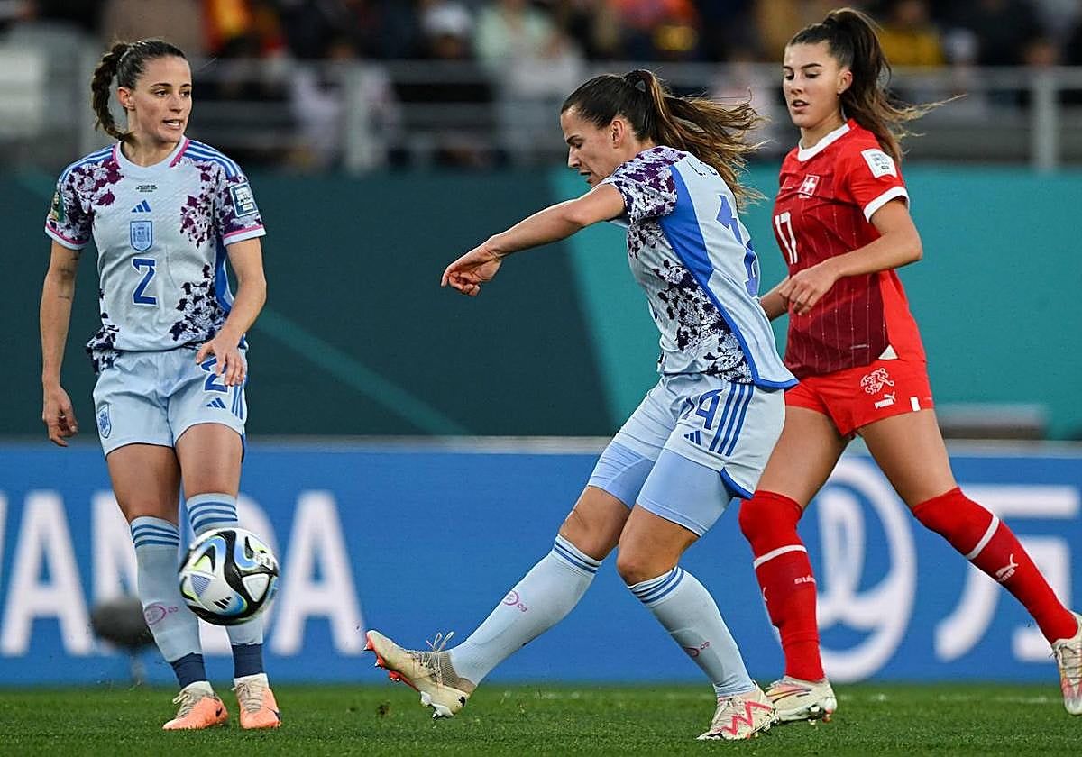 Laia Codina cede el balón en el Suiza - España