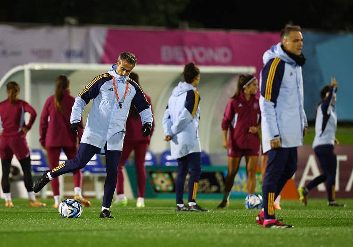 Vilda y sus ayudantes, en una entrenamiento de la selección femenina