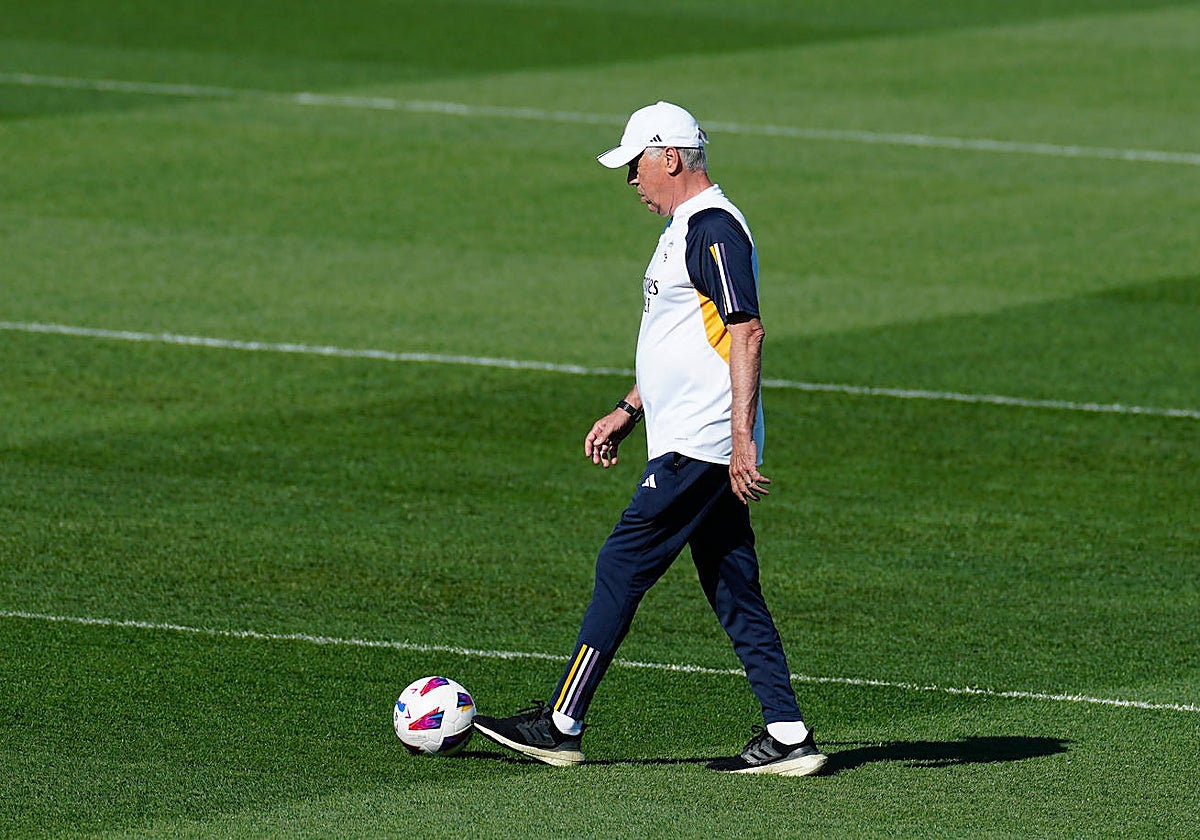 Ancelotti, durante el entrenamiento de este viernes en Valdebebas