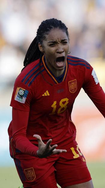 Salma Paralluelo celebra el gol de la victoria