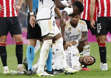 San Mamés no perdona a Carvajal y ovaciona a Militao tras su lesión