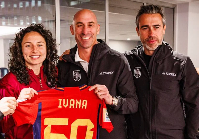 Ivana, Rubiales y Vilda, en el homenaje por los 50 partidos con España de la capitana