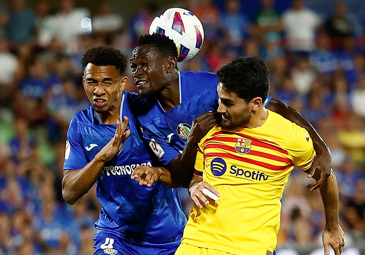 Djené, en una acción defensiva con Gundogan