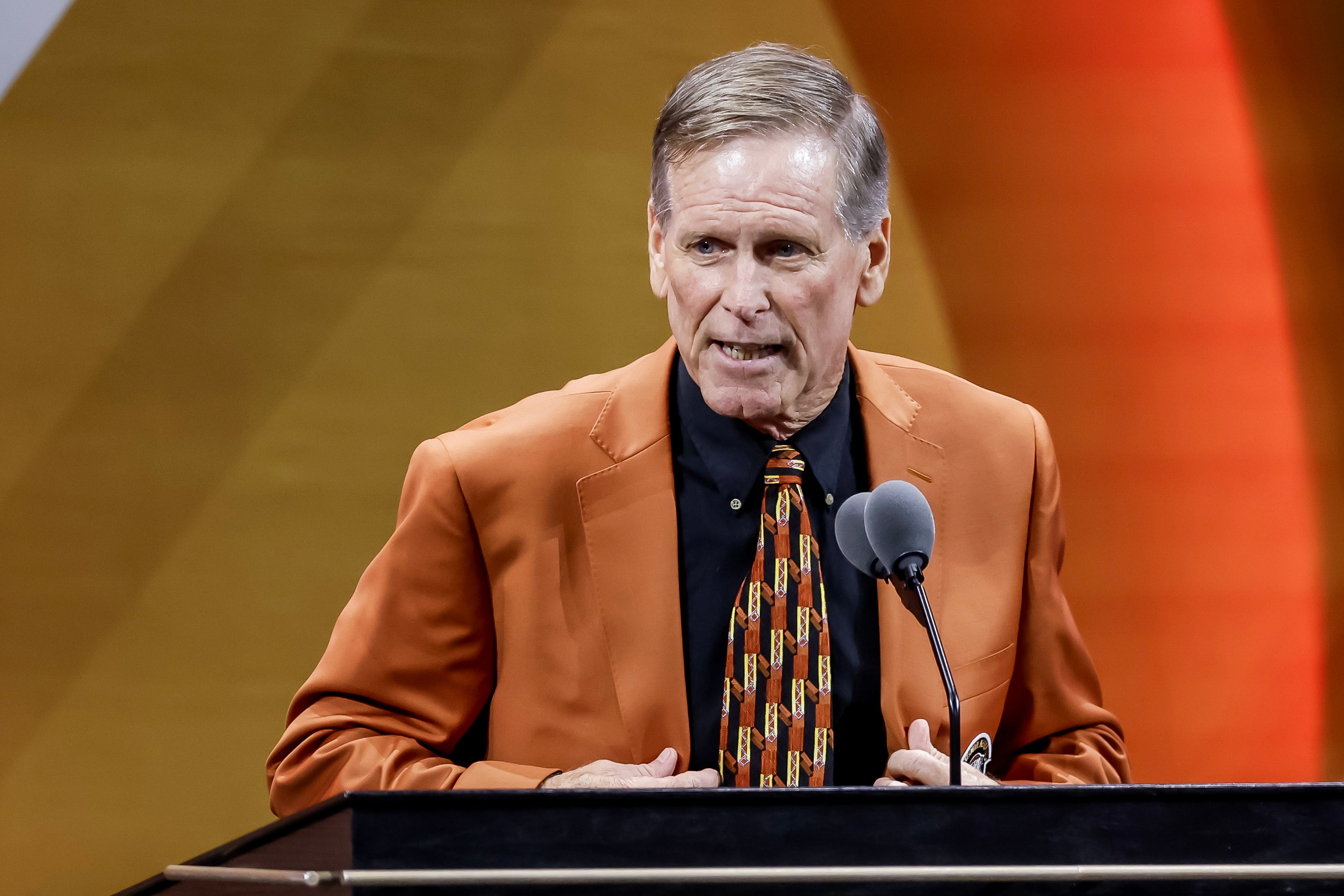 El exentrenador de baloncesto David Hixon