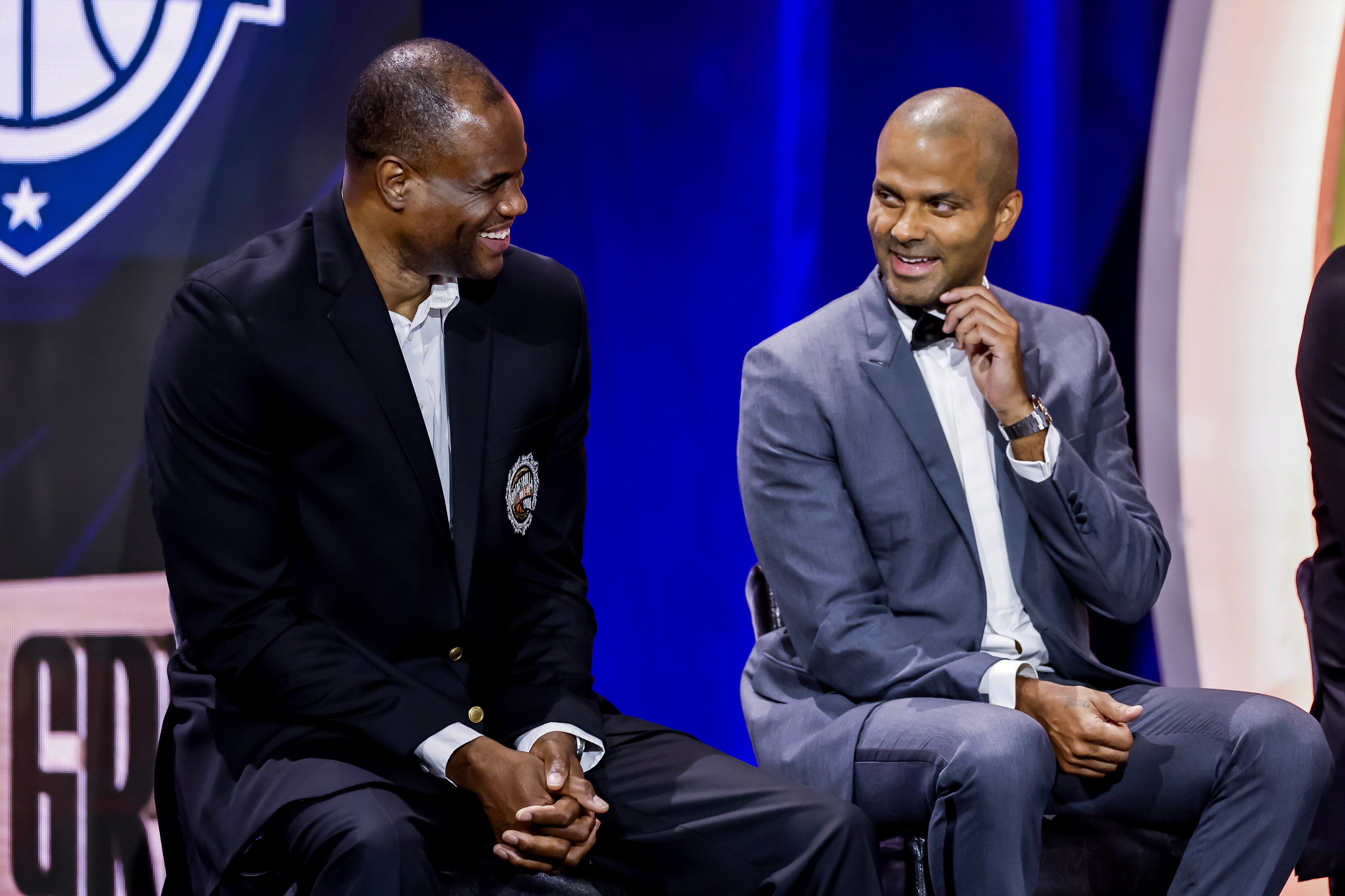 Los exjugadores de baloncesto David Robinson y Tony Parker