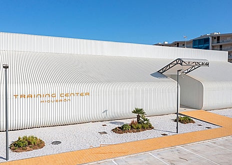Imagen secundaria 1 - Imágenes del complejo fundado por José Manuel Calderón y Berni Rodríguez en la localidad malagueña de Fuengirola para que los jugadores de baloncesto sigan entrenándose mientras disfrutan de sus vacaciones