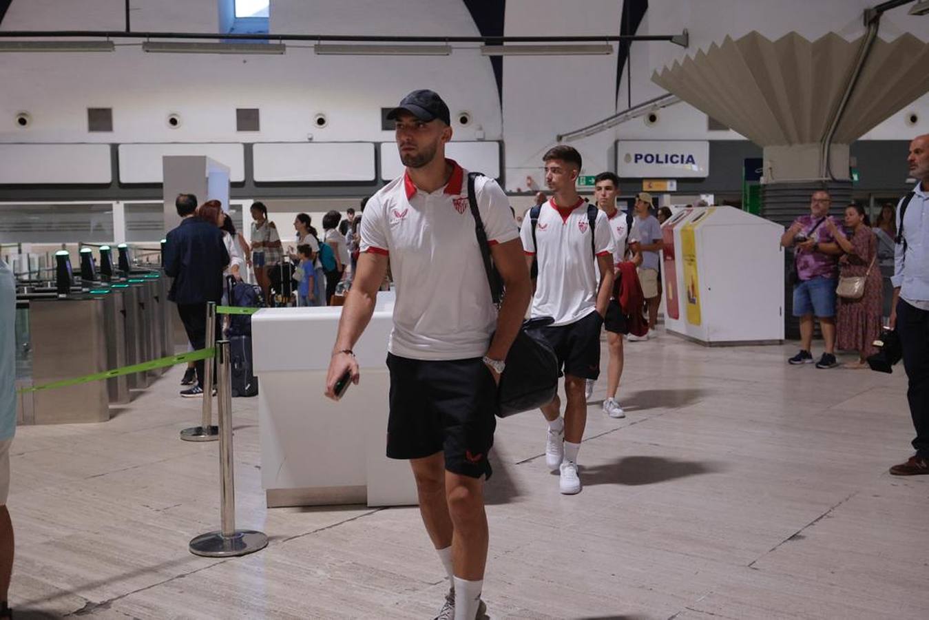 La expedición sevillista parte desde el aeropuerto de San Pablo hacia una nueva final europea