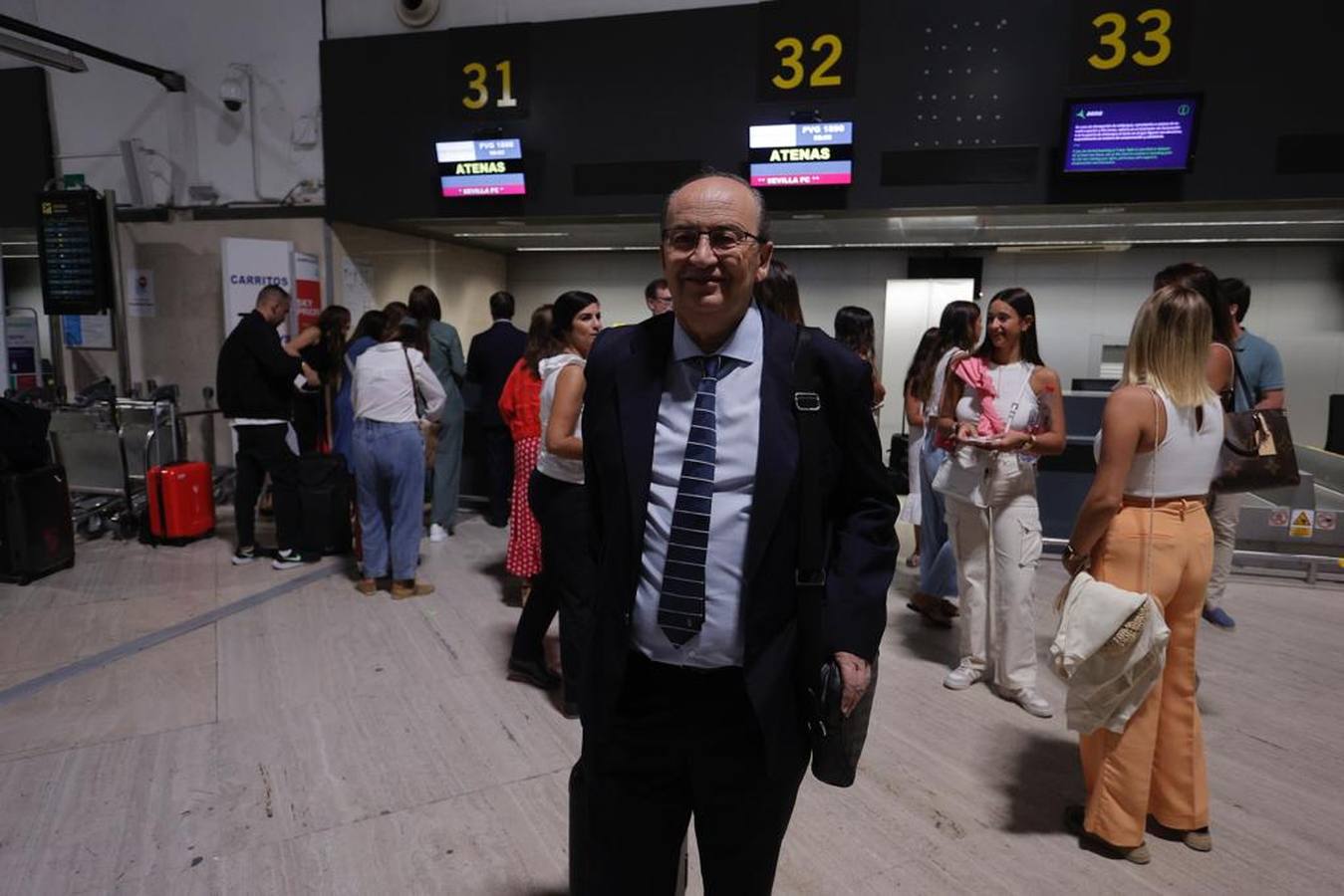 La expedición sevillista parte desde el aeropuerto de San Pablo hacia una nueva final europea