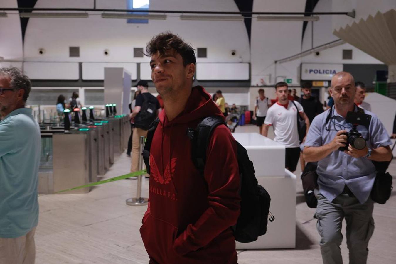 La expedición sevillista parte desde el aeropuerto de San Pablo hacia una nueva final europea