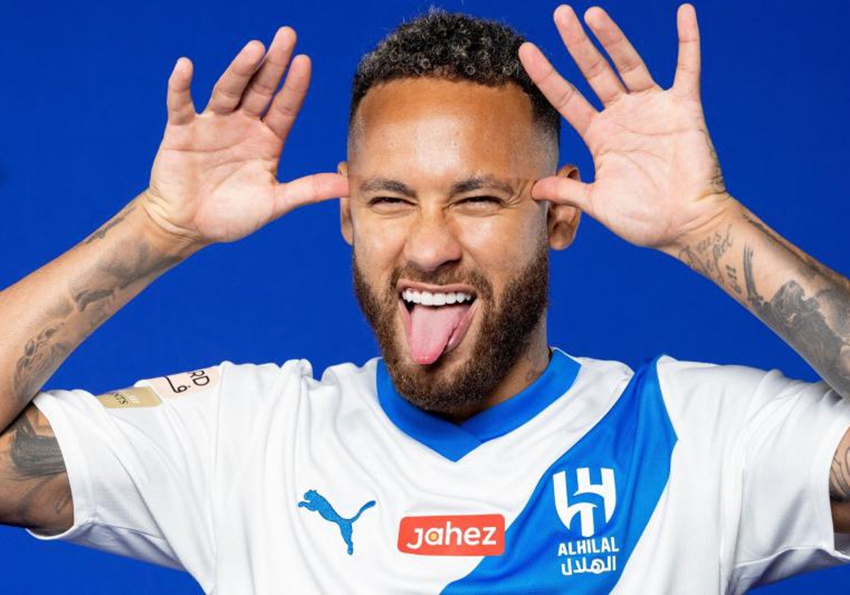 Neymar bromea con la camiseta del Al-Hilal ya puesta