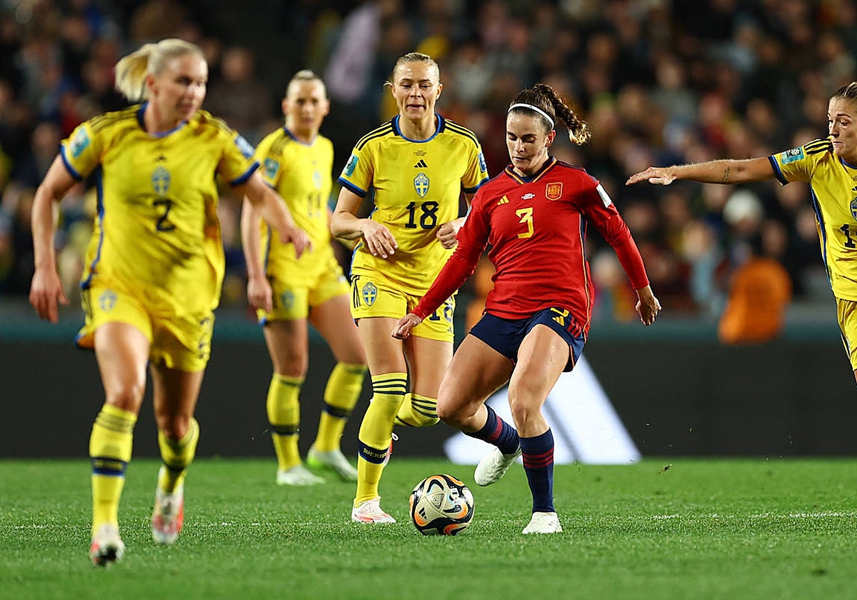 Tere Abelleira intenta un pase entre líneas ante Suecia