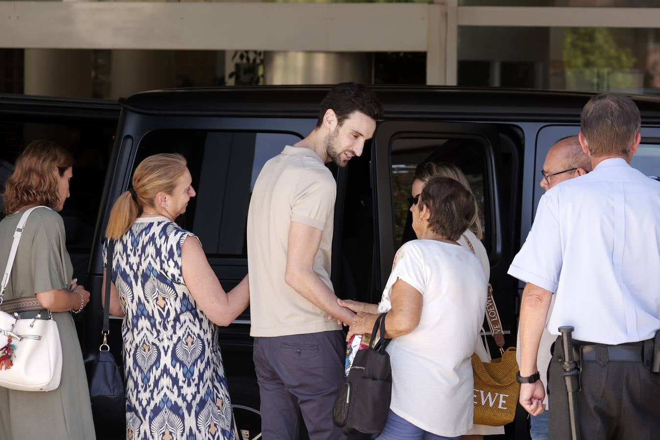 Sergio Rico sale del hospital Virgen del Rocío junto a su mujer