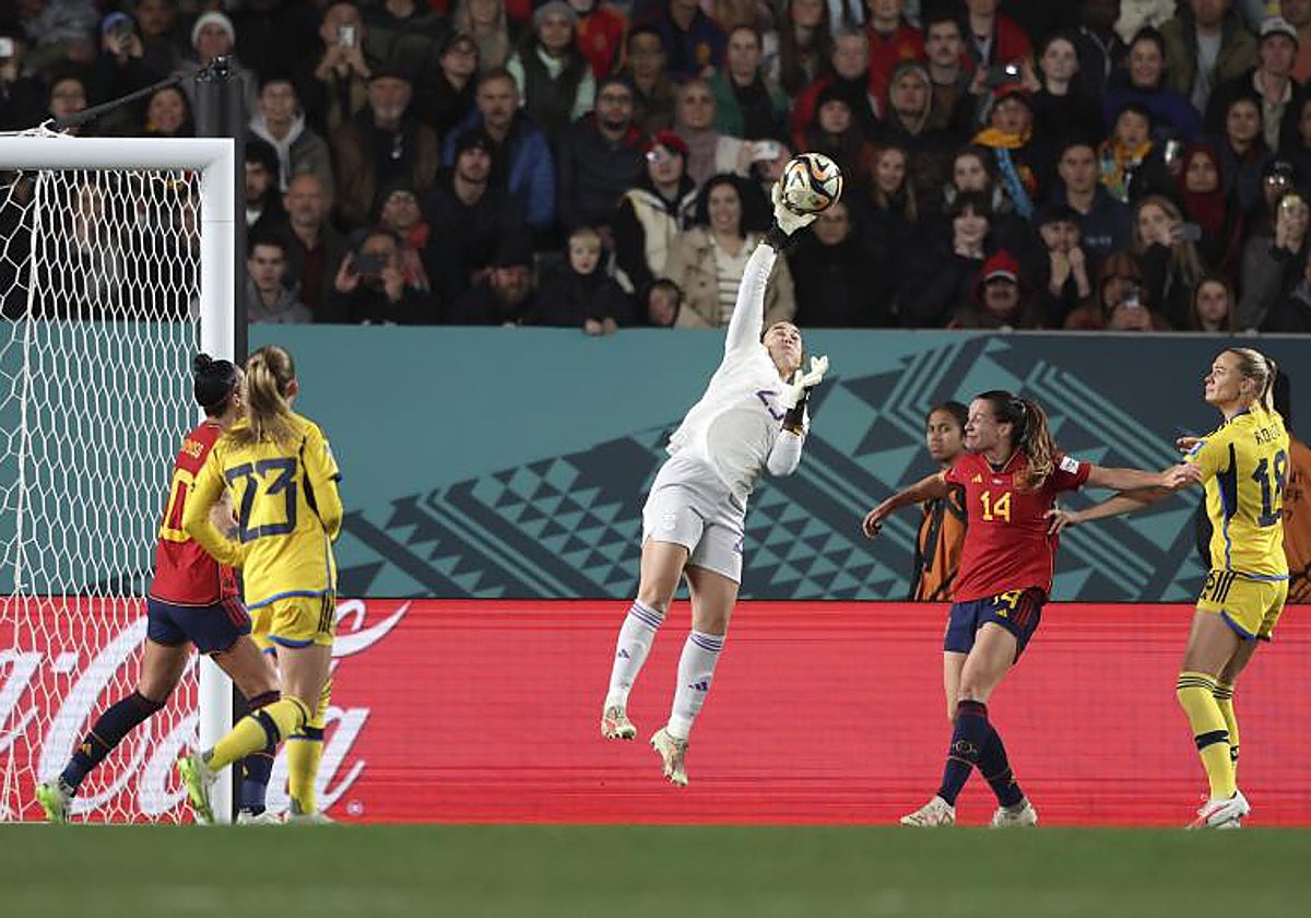 Cata Coll despeja un balón durante la semifinal ante Suecia
