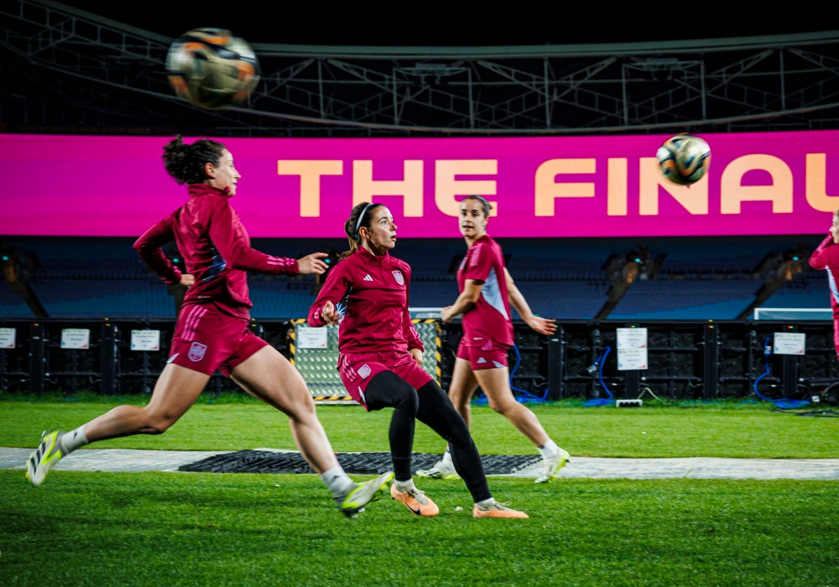 La selección española, durante el entrenamiento de hoy en la sede de la final