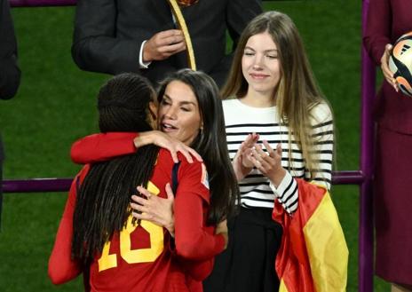 Imagen secundaria 1 - La Reina Letizia, una más de la selección en la celebración tras la victoria ante Inglaterra en el Mundial