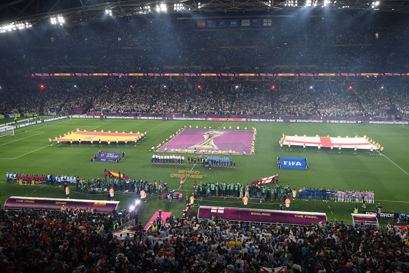 Los equipos se alinean para los himnos nacionales antes del partido de fútbol de la final de la Copa Mundial Femenina de la FIFA 2023 entre España e Inglaterra en el Stadium Australia en Sídney