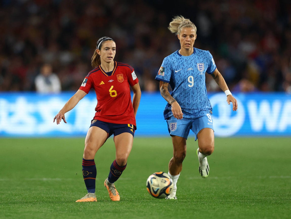 La inglesa Rachel Daly en acción con la española Aitana Bonmati