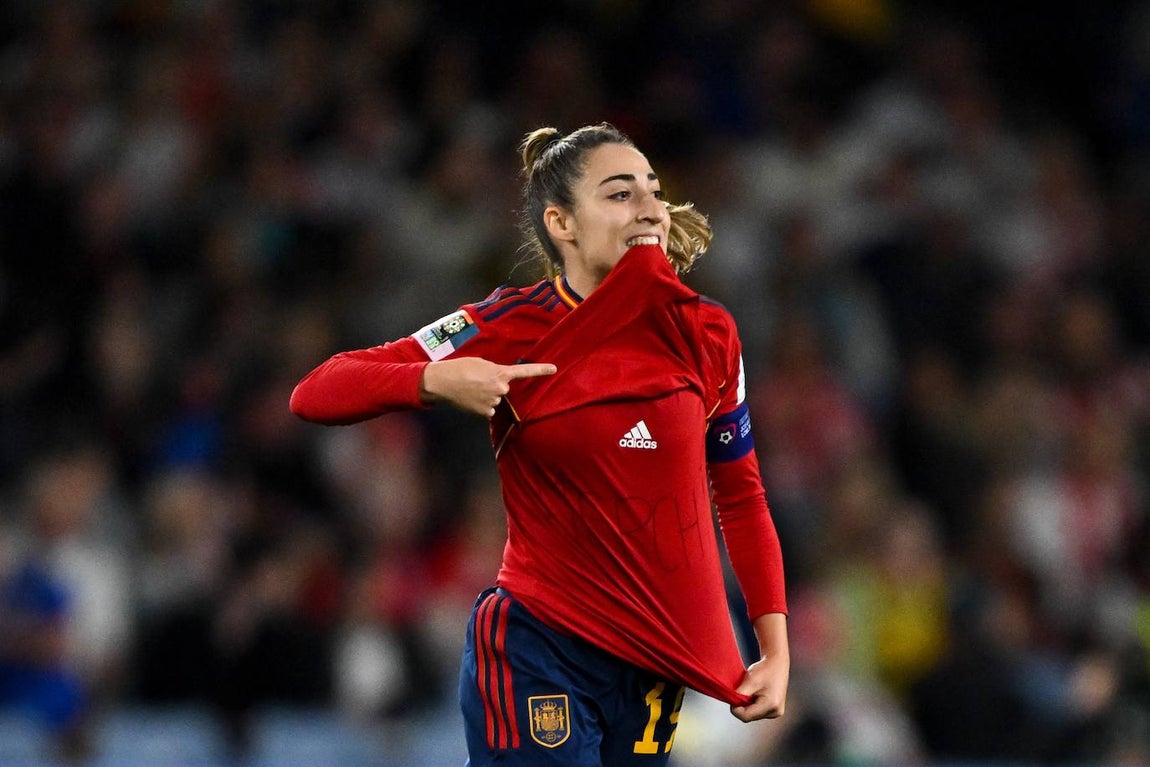 Olga Carmona celebra su primer gol