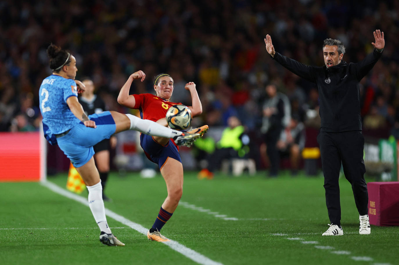 La inglesa Lucy Bronze en acción con la española Mariona Caldentey mientras el entrenador Jorge Vilda reacciona