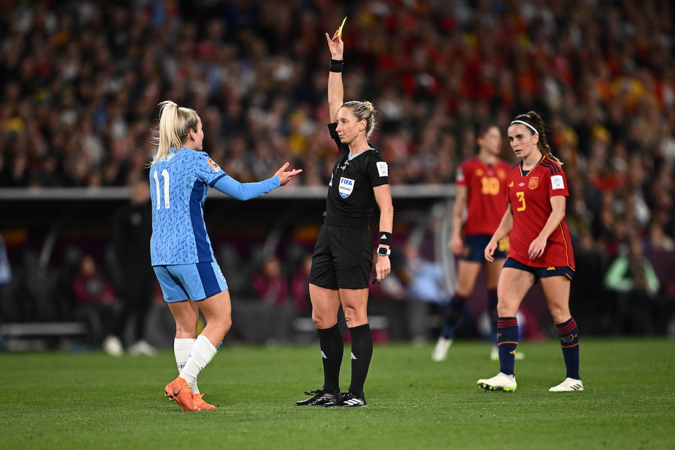 Lauren Hemp de Inglaterra (izquierda) recibe una tarjeta amarilla durante el partido de fútbol de la final de la Copa Mundial Femenina