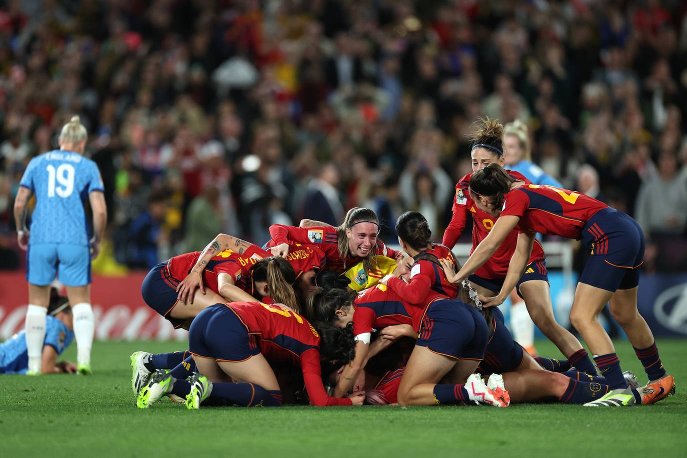 La selección femenina española celebran su victoria en la final de la Copa Mundial 