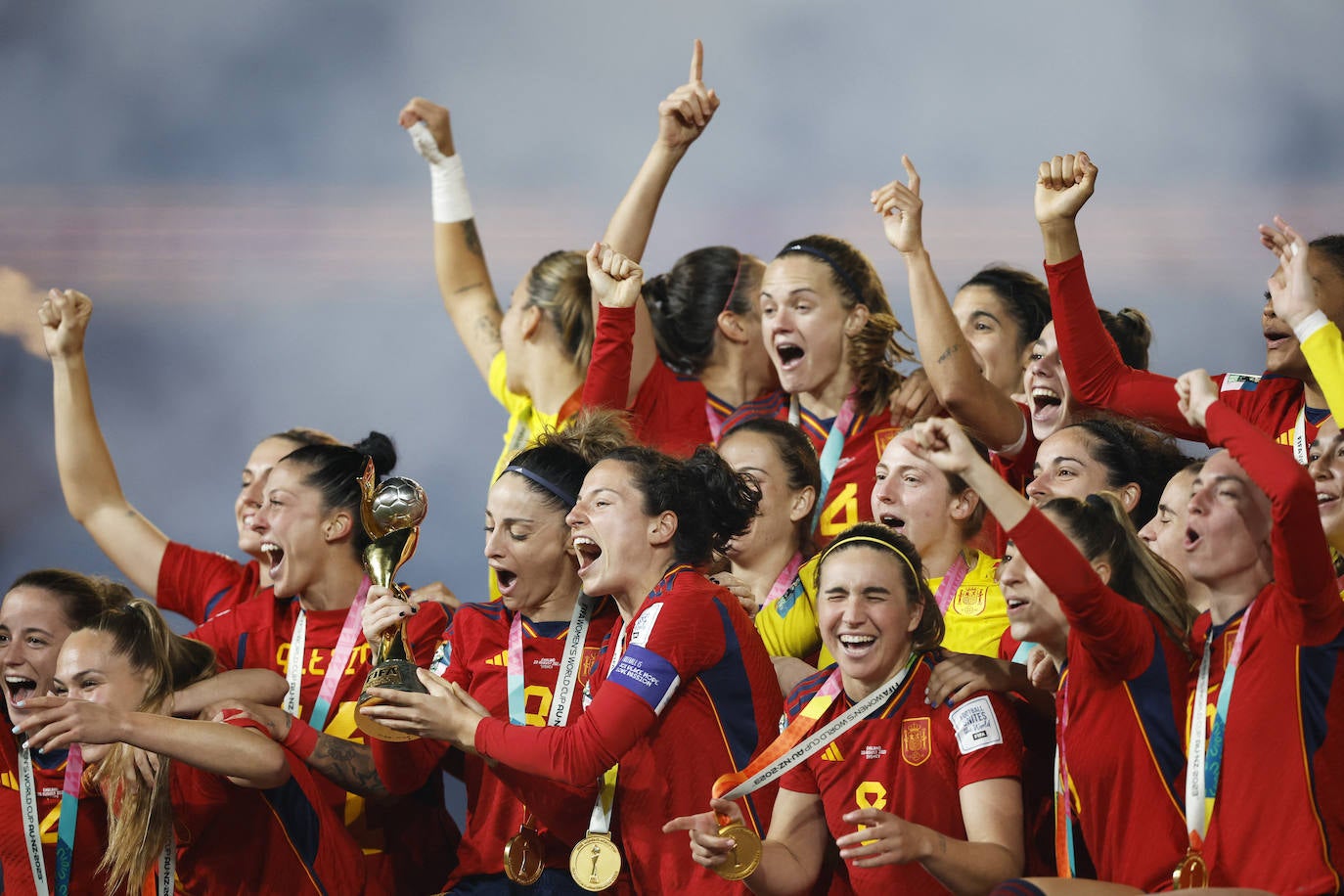 La selección de España celebra con el trofeo tras ganar la Copa del Mundo femenino