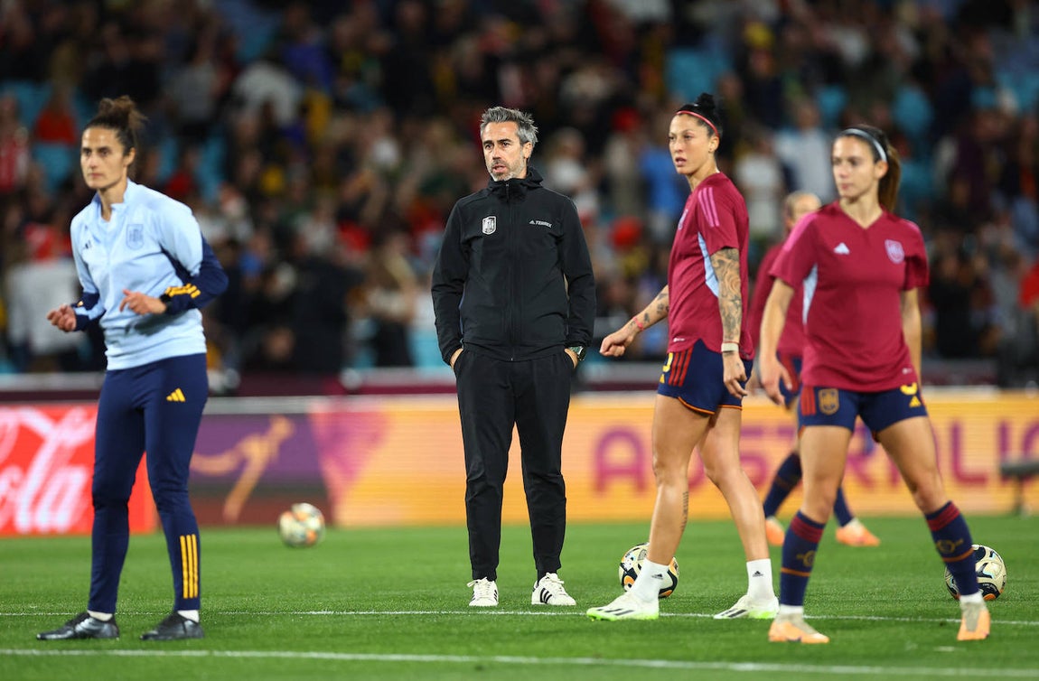 El entrenador español Jorge Vilda y Jennifer Hermoso durante el calentamiento previo al partido