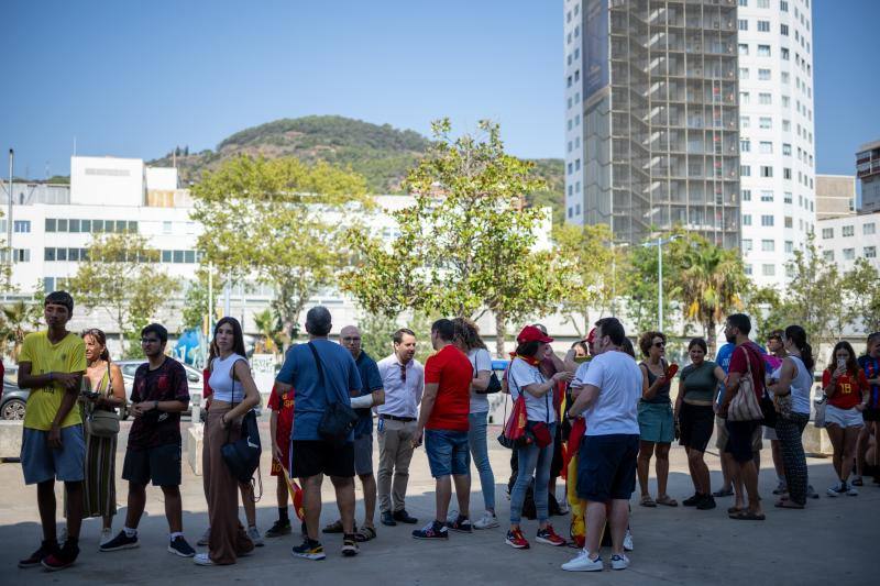 En Barcelona se han registrado colas para acceder al polideportivo de la Vall d'Hebron, que el Ayuntamiento habilitó para seguir la final