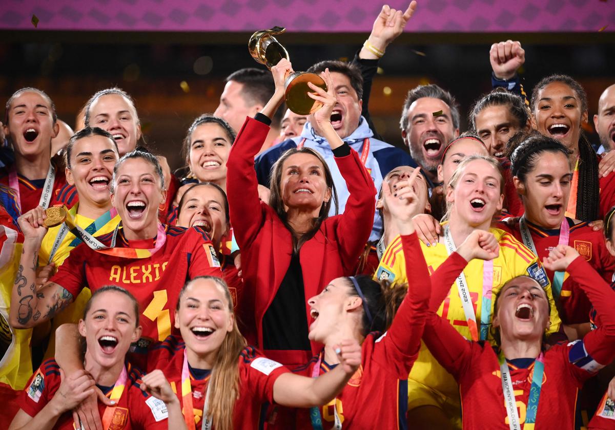 La Reina, junto a las jugadoras tras recoger el trofeo del Mundial