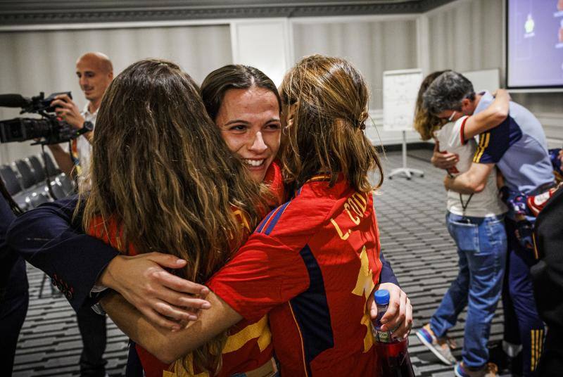 Laia Codina, una de las titulares habituales en este Mundial, recibiendo el cariño de sus allegados