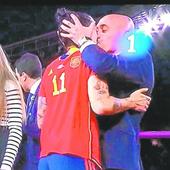 Luis Rubiales pide perdón por el beso a Jenni Hermoso: «Seguramente me he equivocado»