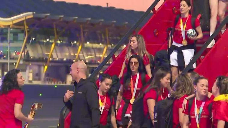 España aterriza en casa como campeona del mundo