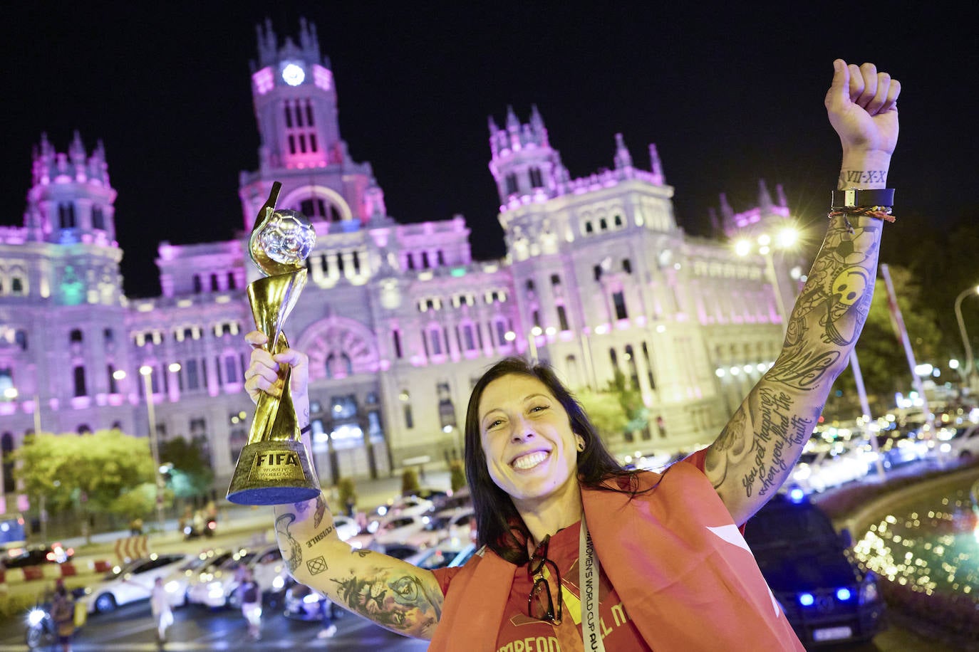 La delantera de la selección española de fútbol Jennifer Hermoso, en la plaza de Cibeles