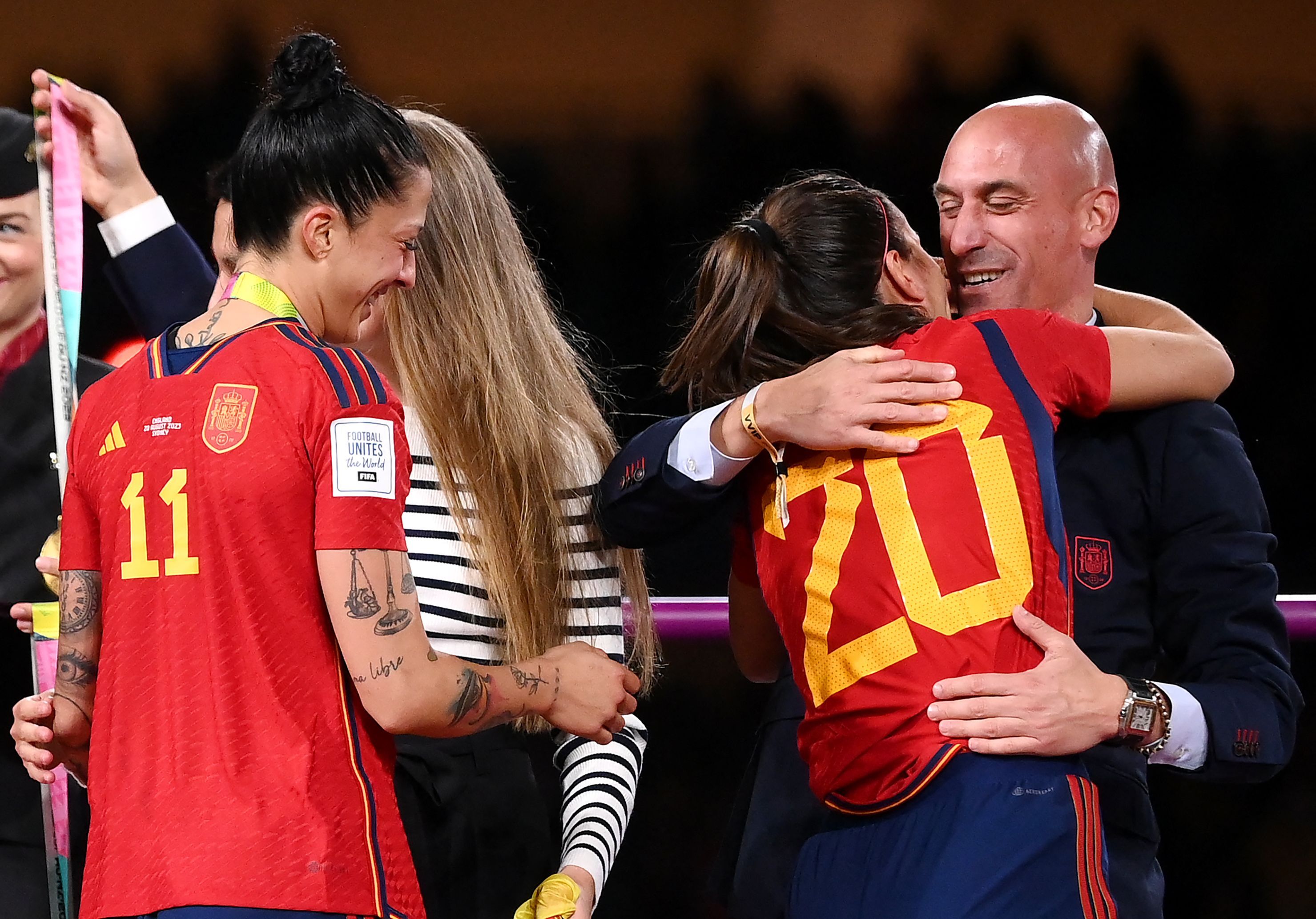 La defensa española Rocío Gálvez y Luis Rubiales junto a la jugadora española Jennifer Hermoso