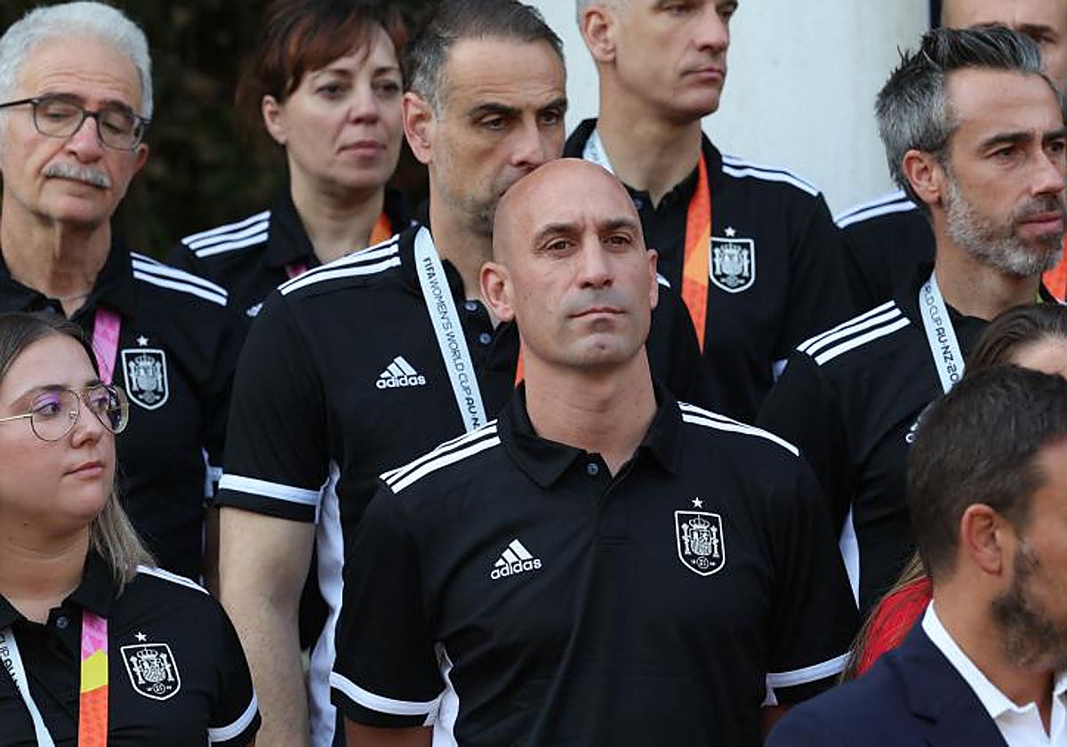Luis Rubiales, durante la recepción de Pedro Sánchez a las campeonas del mundo. En vídeo, declaraciones de Cuca Gamarra en el Congreso.