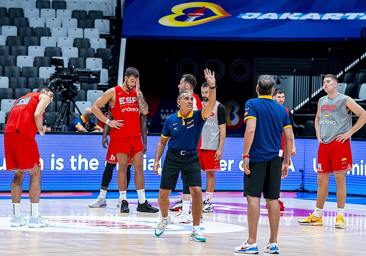 Scariolo da órdenes a los jugadores de la selección