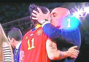 Del beso a Jenni Hermoso al atrincheramiento en la Federación: las claves del escándalo al que resiste Rubiales