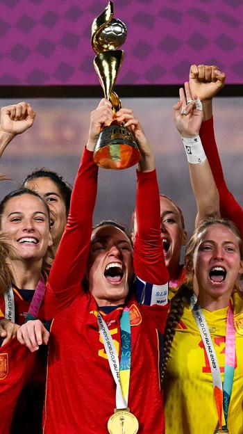 Las jugadoras de la selección española celebran su victoria ante Inglaterra en la final del Mundial de Fútbol femenino en Sídney, Australia, este domingo