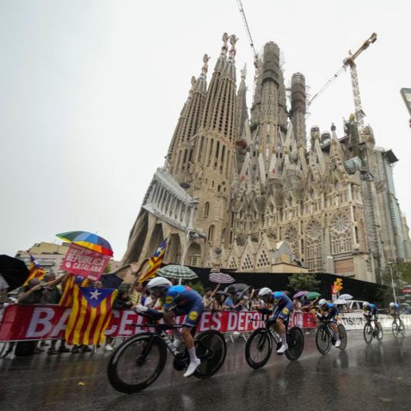 El DSM gana por centésimas la contrarreloj e impide que Enric Mas se vista de rojo