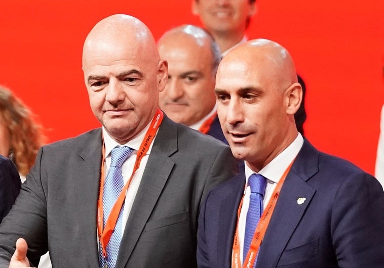 FIFA suspende a Rubiales