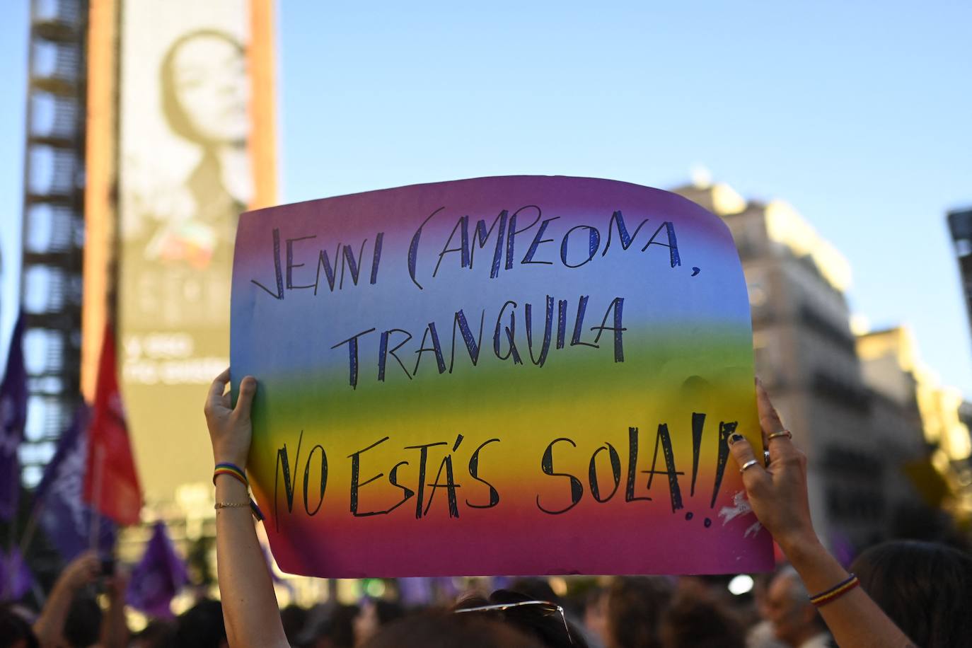 «Jenni campeona, tranquila. No estás sola», menciona en uno de los carteles en la manifestación en apoyo a la futbolista