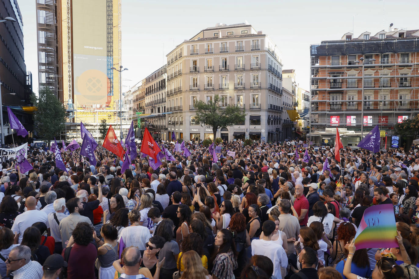 Cientos de personas participan en una manifestación en apoyo a Jenni Hermoso